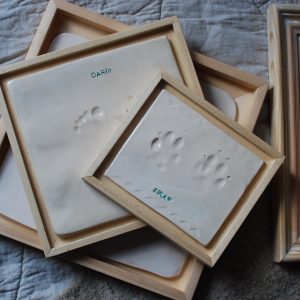 Azulejo con huellitas de bebé o mascota