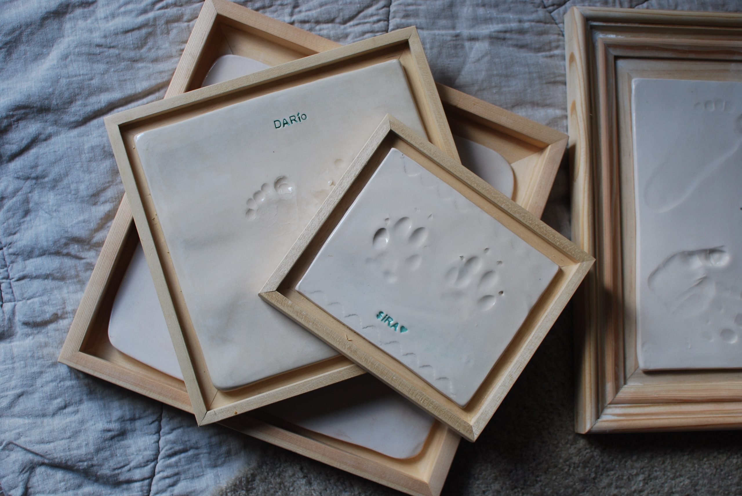 Azulejo con huellitas de bebé o mascota